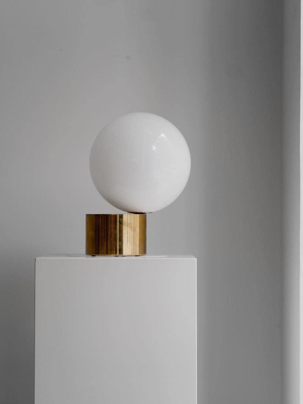 Modern Tip of The Tongue Glass Ball Table Lamp - Cueteks