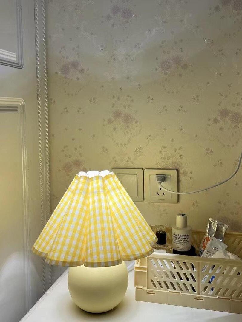 Kicsi Knife Pleat Table Lamp - Cueteks