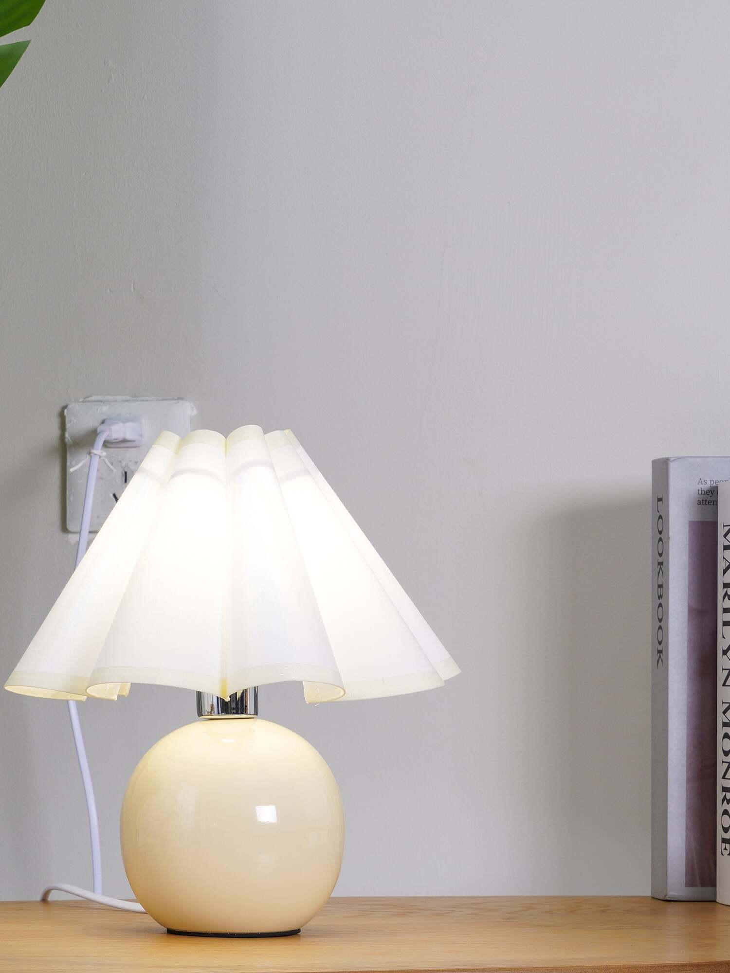 Kicsi Knife Pleat Table Lamp - Cueteks