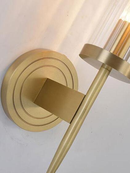 Round brass-coloured backplate and tapered stem detail