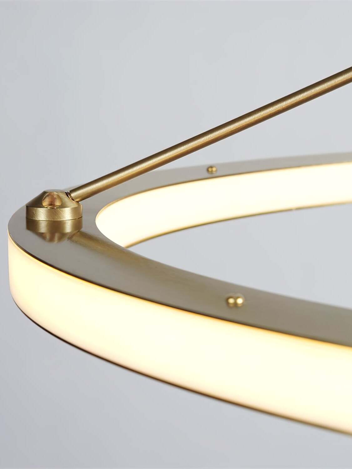Close gold ring edge with continuous white light diffuser