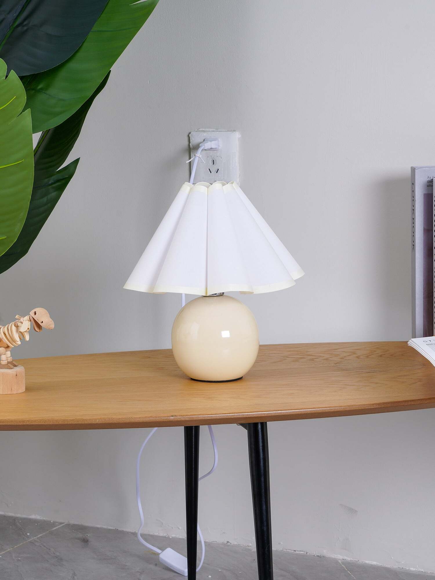 Kicsi Knife Pleat Table Lamp - Cueteks