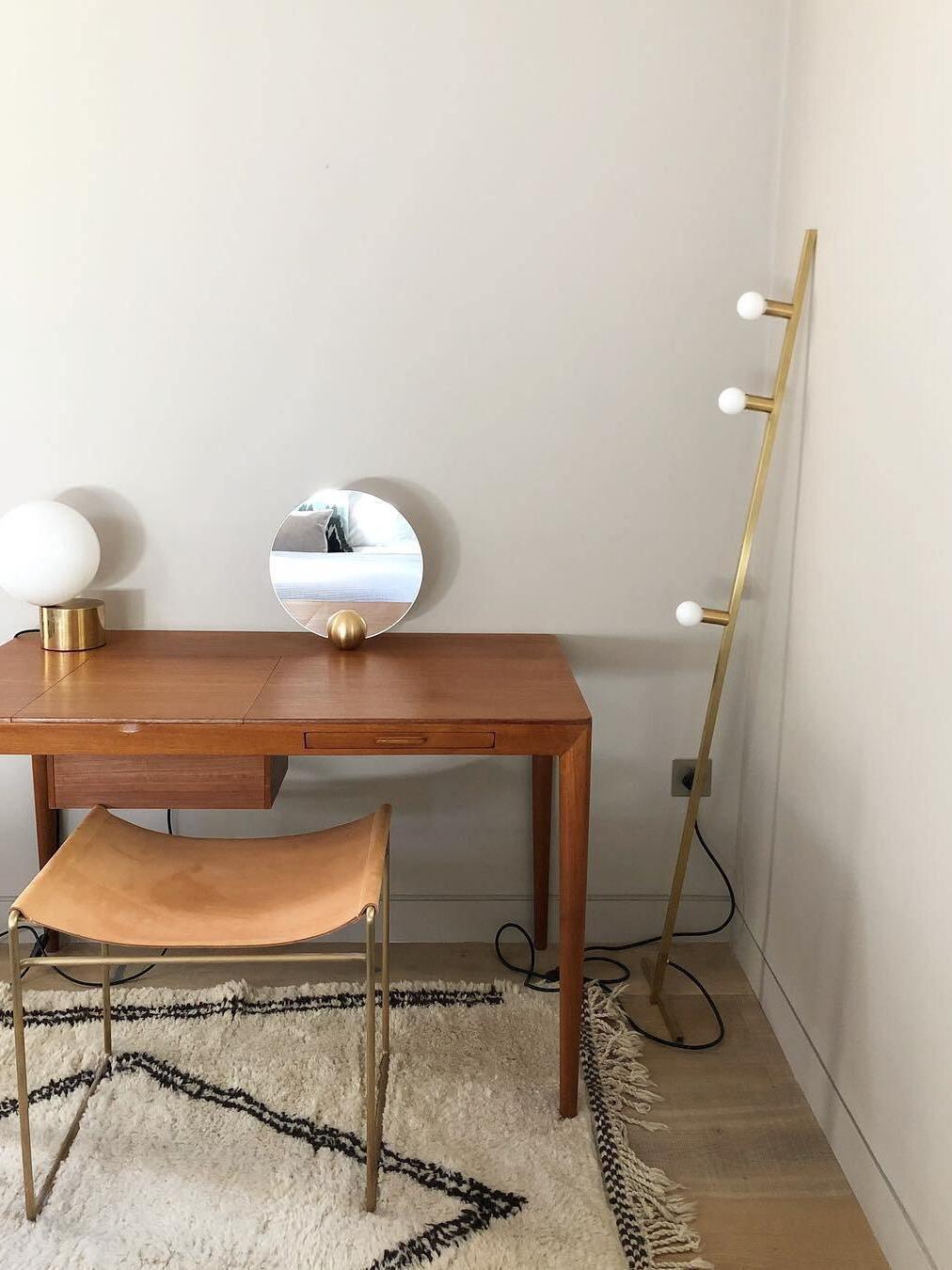 Modern Tip of The Tongue Glass Ball Table Lamp - Cueteks