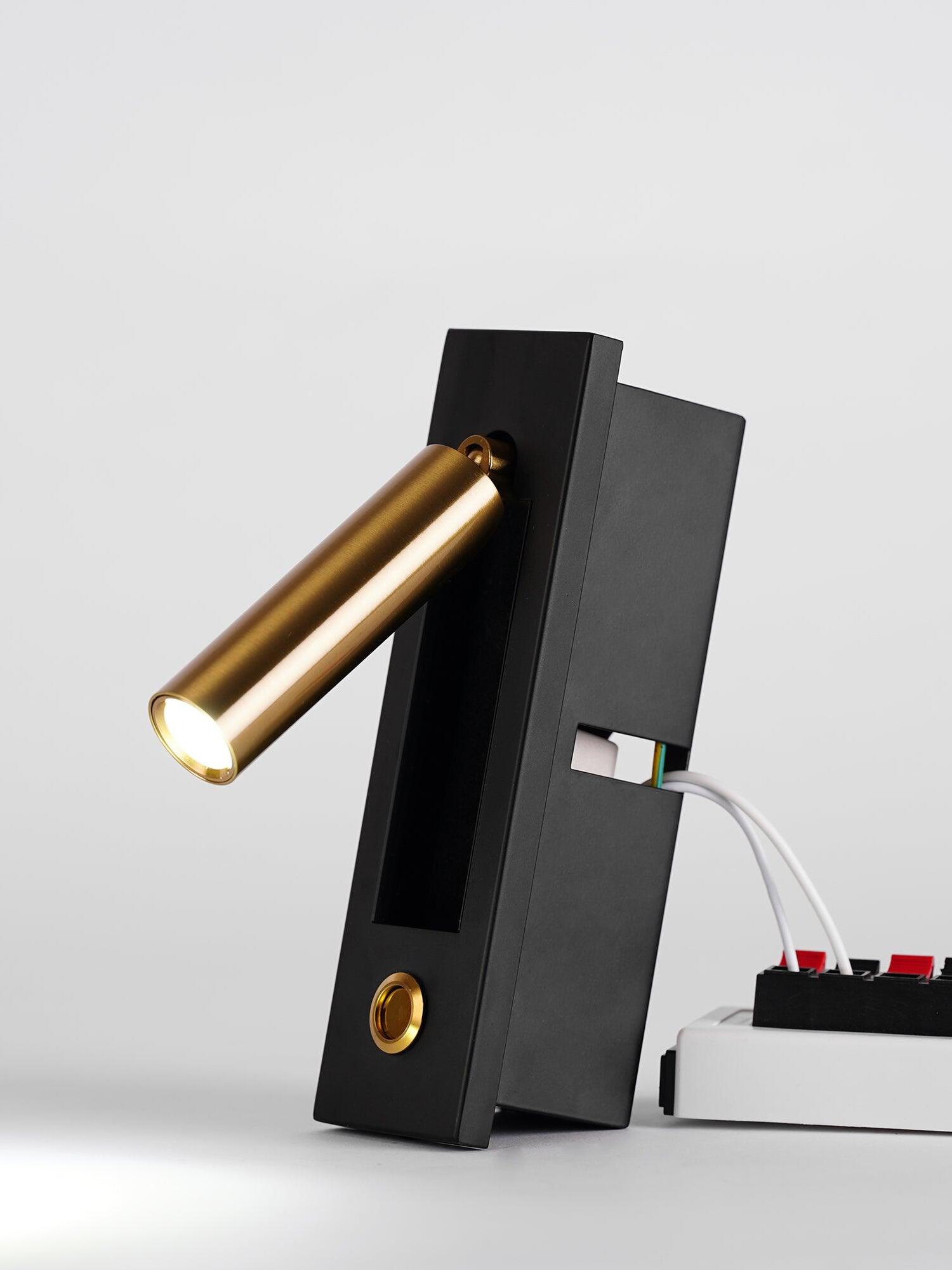 Extended cylindrical reading head illuminated on a bench