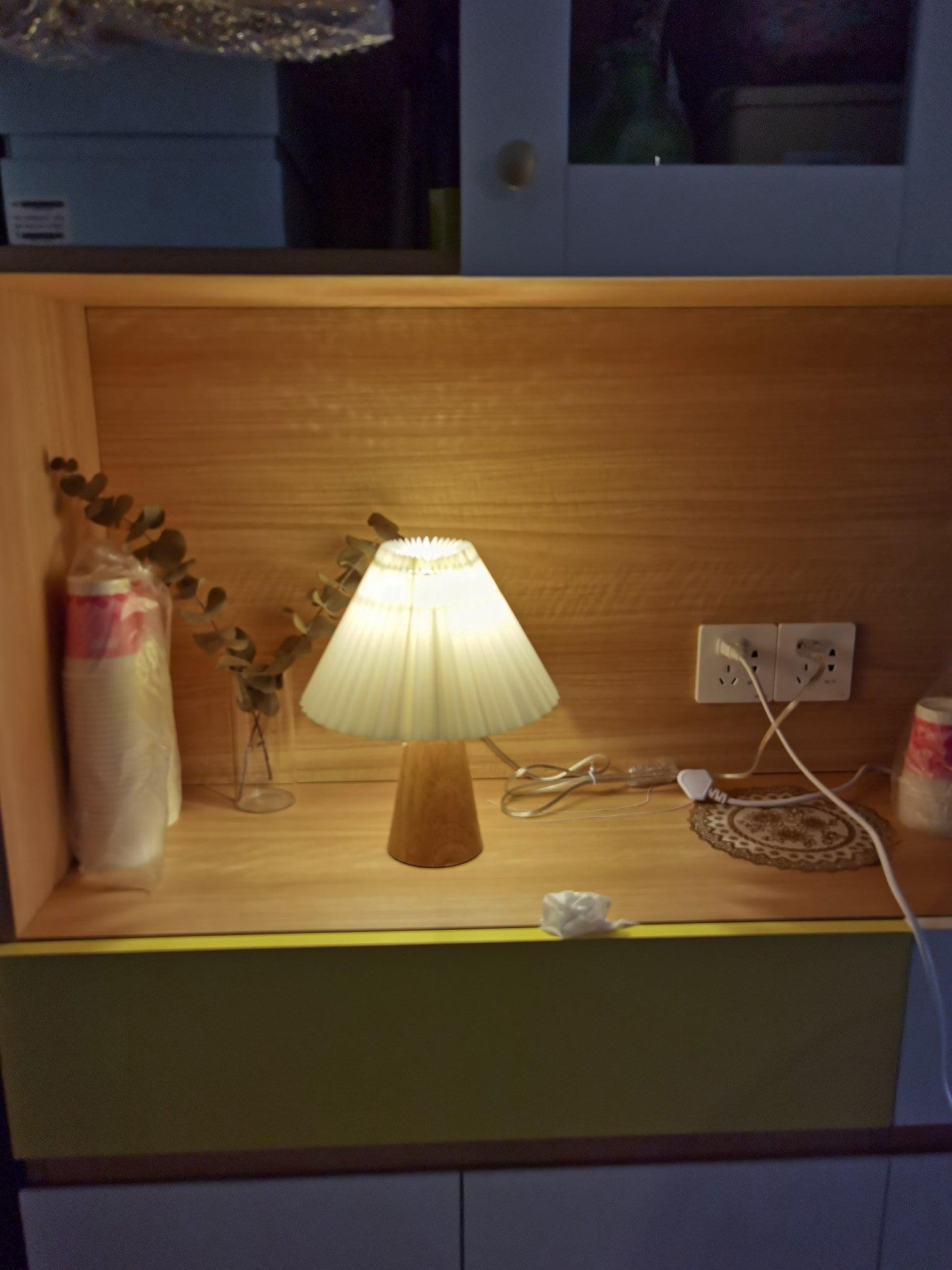 Luxurious Facet Pleated Wooden Table Lamp - Cueteks