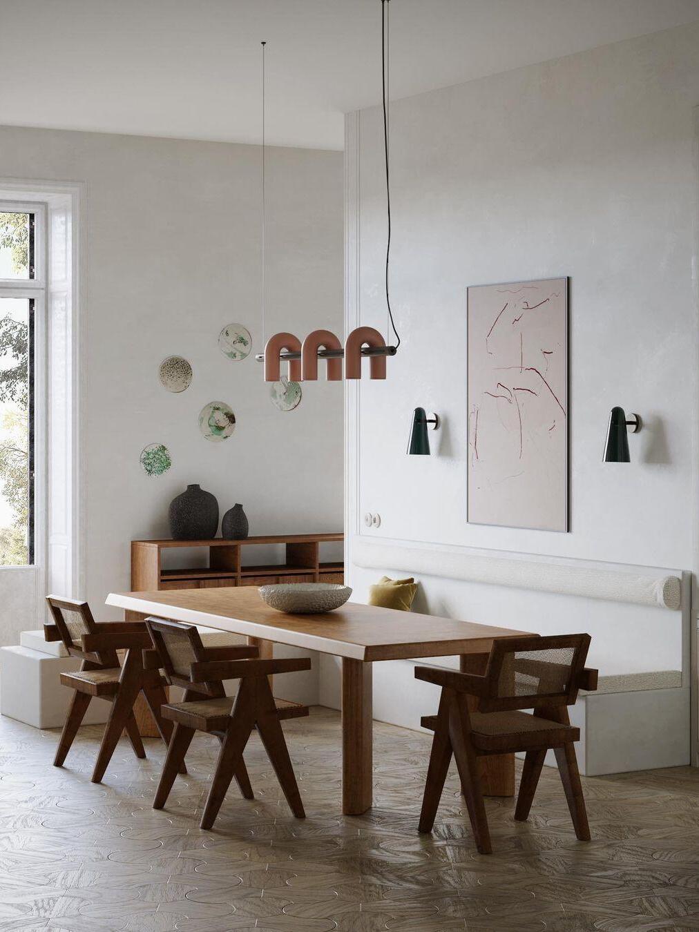 Gallery lighting arrangement in a dining room
