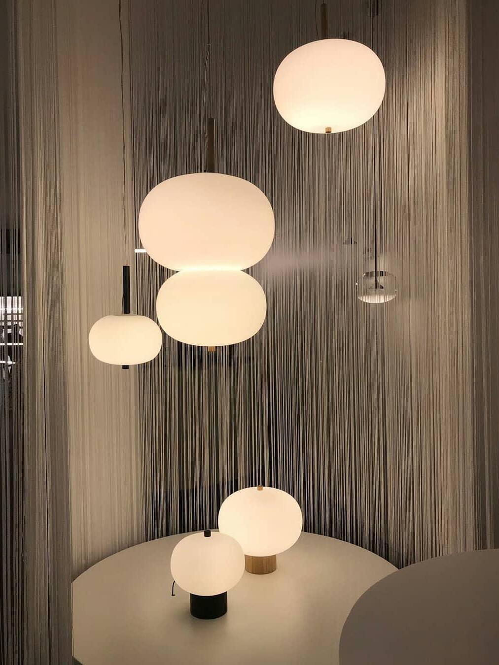 Globe pendant and table-light display arrangement