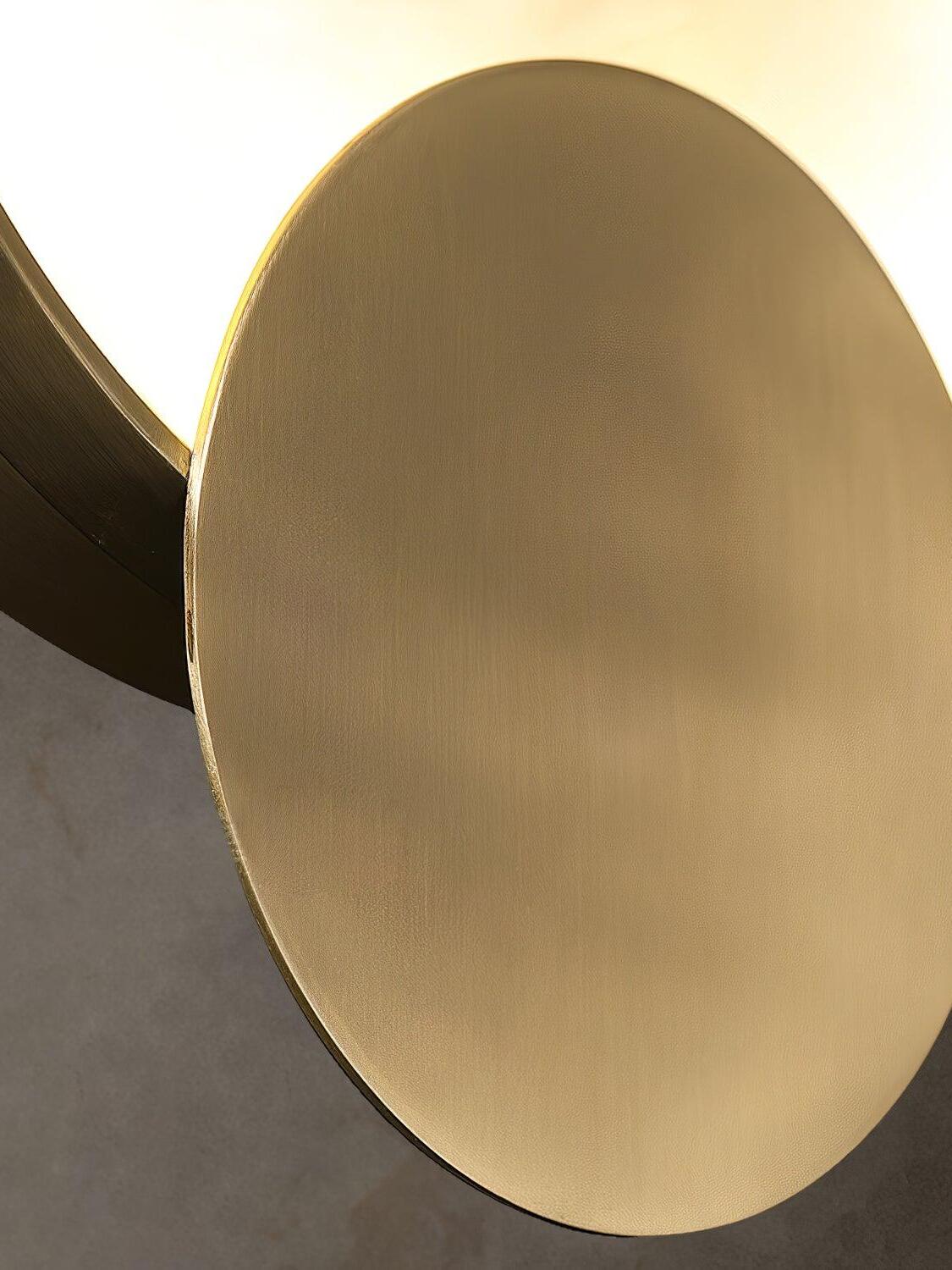 Close-up of the brushed gold-coloured lower disk