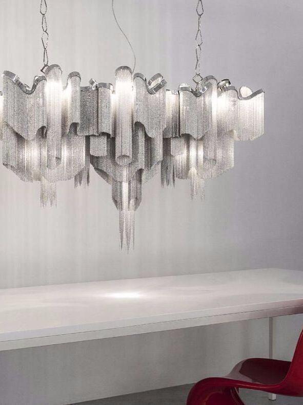Long wavy chain fixture with two suspension points