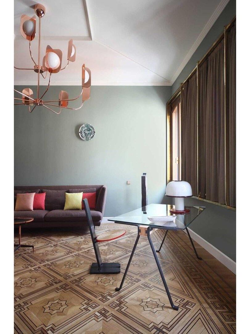 Rose-gold-coloured chandelier in a living room
