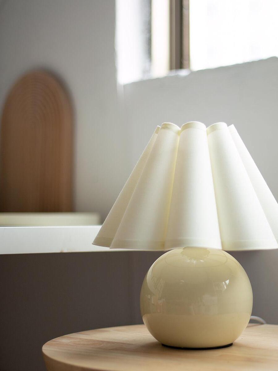 Kicsi Knife Pleat Table Lamp - Cueteks