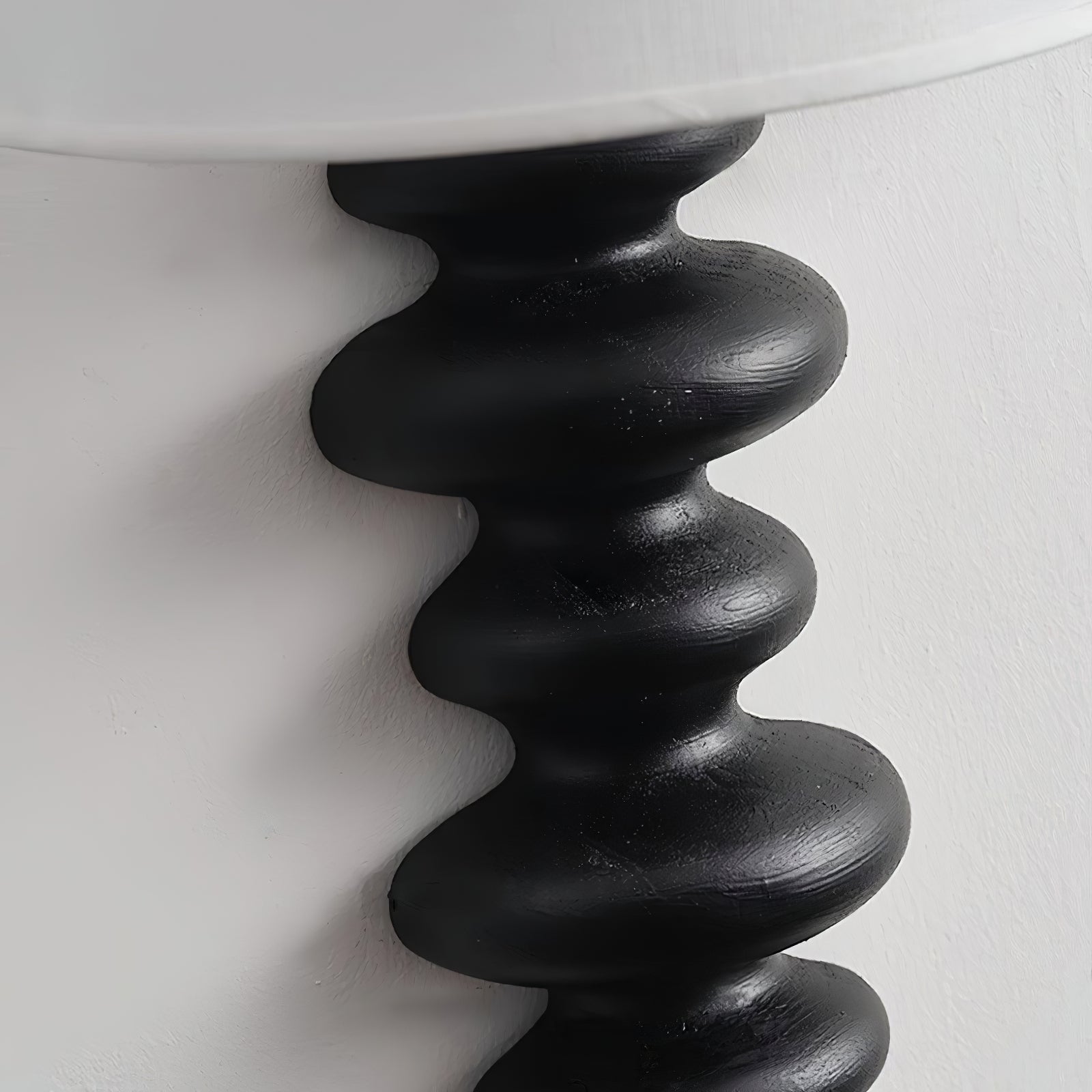 Close-up of the black carved rippling column