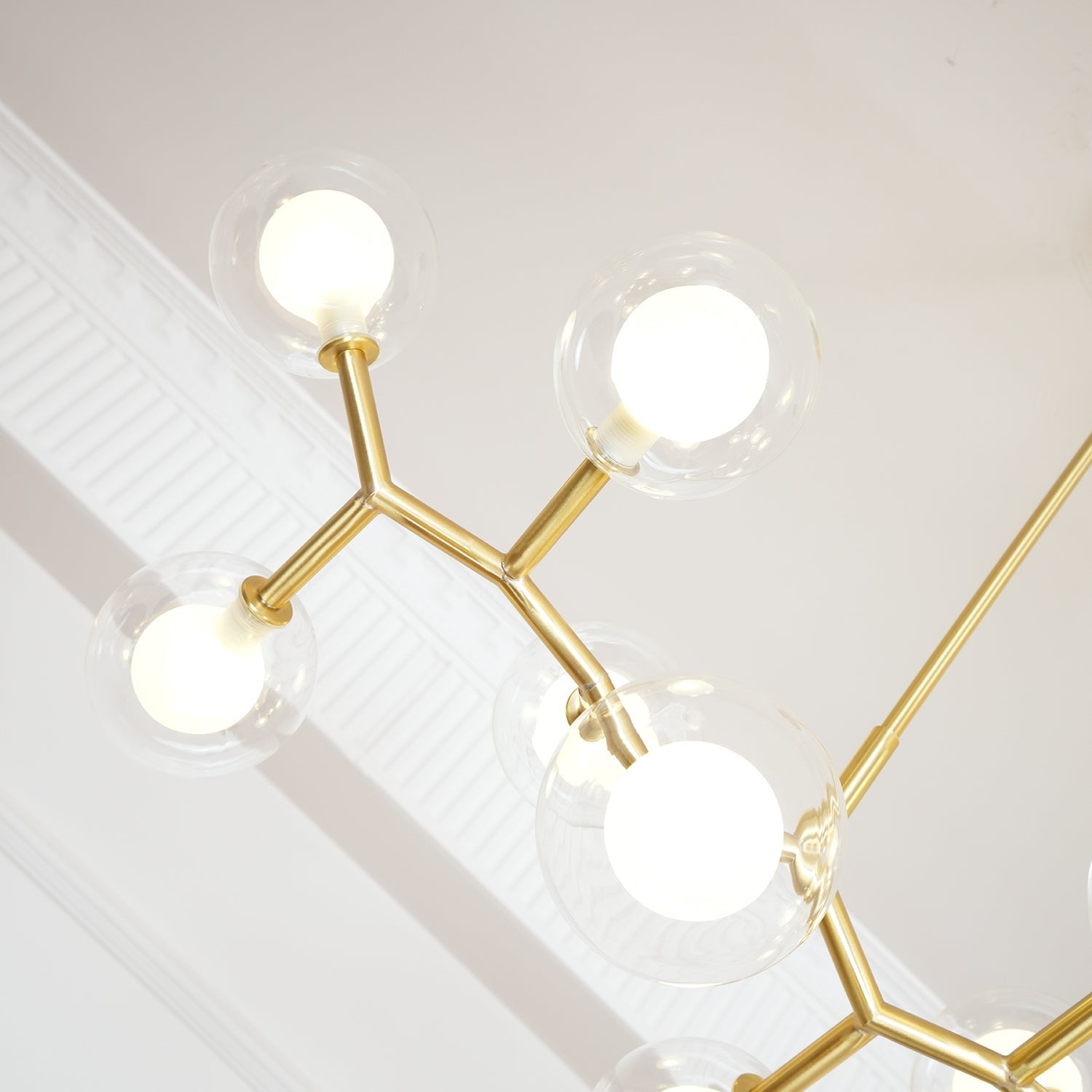 Lámpara de araña Molecular con ramas doradas y globos de vidrio blanco